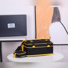 Сумка-почтальон PRADA, модель 2VD769B Эта сумка из нейлона с отк