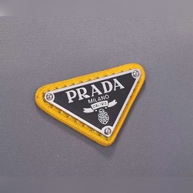 Сумка-почтальон PRADA, модель 2VD769B Эта сумка из нейлона с отк