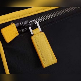 Сумка-почтальон PRADA, модель 2VD769B Эта сумка из нейлона с отк
