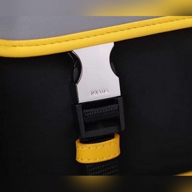 Сумка-почтальон PRADA, модель 2VD769B Эта сумка из нейлона с отк