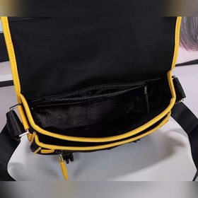 Сумка-почтальон PRADA, модель 2VD769B Эта сумка из нейлона с отк