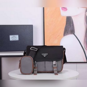 Сумка-почтальон PRADA, модель 2VD769B Эта сумка из нейлона с отк