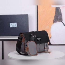 Сумка-почтальон PRADA, модель 2VD769B Эта сумка из нейлона с отк