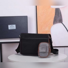 Сумка-почтальон PRADA, модель 2VD769B Эта сумка из нейлона с отк