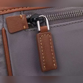 Сумка-почтальон PRADA, модель 2VD769B Эта сумка из нейлона с отк