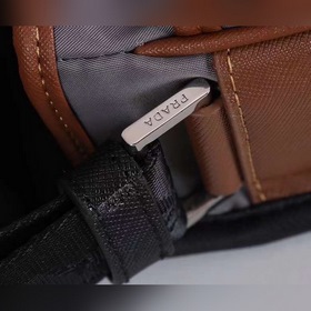 Сумка-почтальон PRADA, модель 2VD769B Эта сумка из нейлона с отк