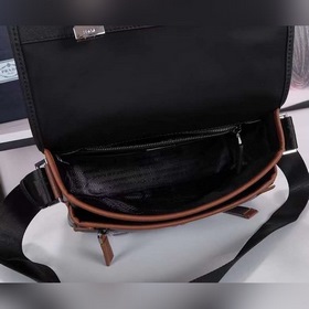 Сумка-почтальон PRADA, модель 2VD769B Эта сумка из нейлона с отк