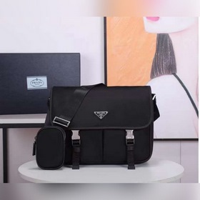 Сумка-почтальон PRADA, модель 2VD7698 Эта сумка из нейлона с клап