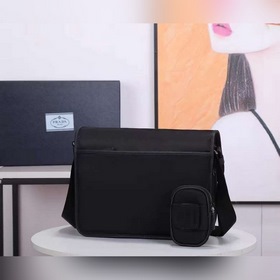 Сумка-почтальон PRADA, модель 2VD7698 Эта сумка из нейлона с клап