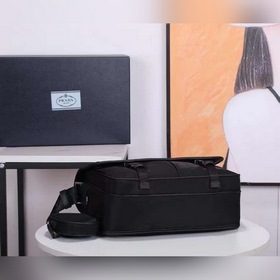 Сумка-почтальон PRADA, модель 2VD7698 Эта сумка из нейлона с клап