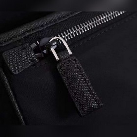 Сумка-почтальон PRADA, модель 2VD7698 Эта сумка из нейлона с клап