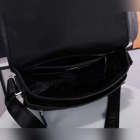 Сумка-почтальон PRADA, модель 2VD7698 Эта сумка из нейлона с клап