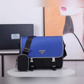 Сумка-почтальон PRADA, модель 2VD768B Эта сумка из нейлона с клап
