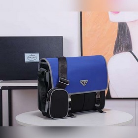 Сумка-почтальон PRADA, модель 2VD768B Эта сумка из нейлона с клап