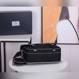 Сумка-почтальон PRADA, модель 2VD768B Эта сумка из нейлона с клап