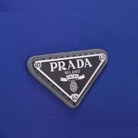 Сумка-почтальон PRADA, модель 2VD768B Эта сумка из нейлона с клап