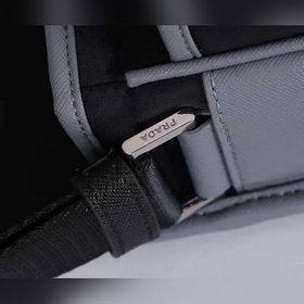 Сумка-почтальон PRADA, модель 2VD768B Эта сумка из нейлона с клап