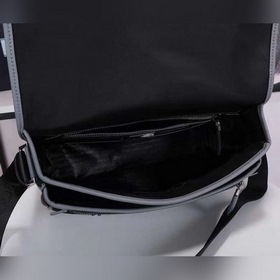 Сумка-почтальон PRADA, модель 2VD768B Эта сумка из нейлона с клап