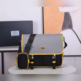 Сумка-почтальон PRADA, модель 2VD768B Эта сумка из нейлона с клап