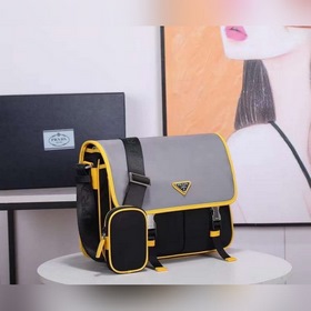Сумка-почтальон PRADA, модель 2VD768B Эта сумка из нейлона с клап
