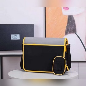 Сумка-почтальон PRADA, модель 2VD768B Эта сумка из нейлона с клап