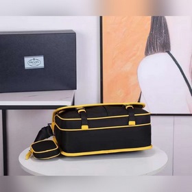 Сумка-почтальон PRADA, модель 2VD768B Эта сумка из нейлона с клап