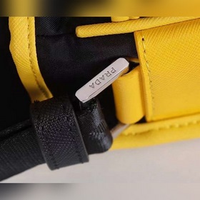 Сумка-почтальон PRADA, модель 2VD768B Эта сумка из нейлона с клап