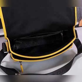 Сумка-почтальон PRADA, модель 2VD768B Эта сумка из нейлона с клап