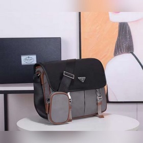 Сумка-почтальон PRADA, модель 2VD768B Эта сумка из нейлона с клап