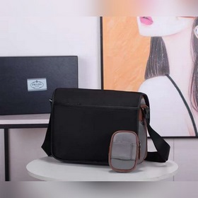 Сумка-почтальон PRADA, модель 2VD768B Эта сумка из нейлона с клап