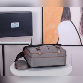 Сумка-почтальон PRADA, модель 2VD768B Эта сумка из нейлона с клап