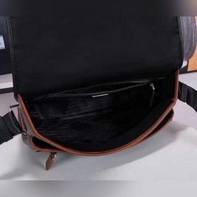 Сумка-почтальон PRADA, модель 2VD768B Эта сумка из нейлона с клап
