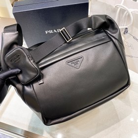 PRADA Двусторонняя сумка-почтальон, модель 2VH125 Изготовлена из