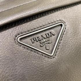 PRADA Двусторонняя сумка-почтальон, модель 2VH125 Изготовлена из