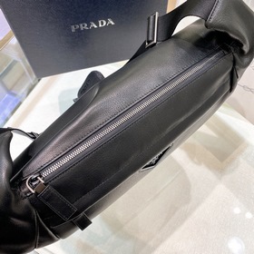 PRADA Двусторонняя сумка-почтальон, модель 2VH125 Изготовлена из