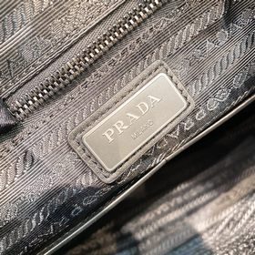 PRADA Двусторонняя сумка-почтальон, модель 2VH125 Изготовлена из 