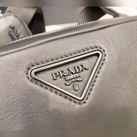 PRADA Двусторонняя сумка-почтальон, модель 2VH127 Изготовлена из 