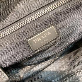PRADA Двусторонняя сумка-почтальон, модель 2VH127 Изготовлена из 