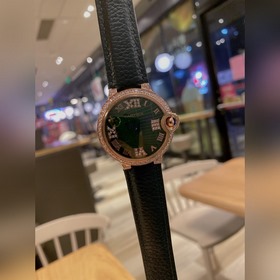 Этот новый часы Cartier Ballon Bleu с двумя стрелками полупрозрач