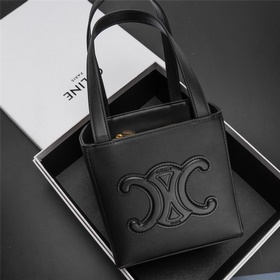 CELINE TRIOMPHE Кубическая сумка из телячьей кожи с тисненым лог