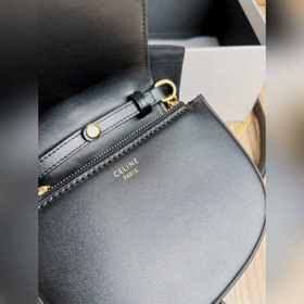 Новая сумка CELINE седлом и округлыми контурами, чрезвычайно изящ