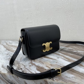 CELINE &nbsp;TEEN TRIOMPHE Сумка из телячьей кожи Эта сумка T