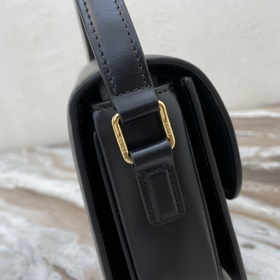 CELINE &nbsp;TEEN TRIOMPHE Сумка из телячьей кожи Эта сумка T