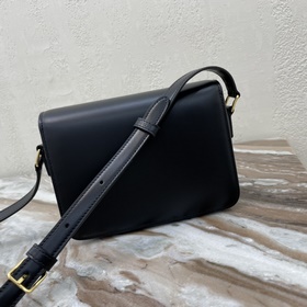 CELINE &nbsp;TEEN TRIOMPHE Сумка из телячьей кожи Эта сумка T