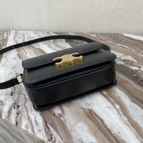 CELINE &nbsp;TEEN TRIOMPHE Сумка из телячьей кожи Эта сумка T