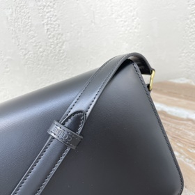 CELINE &nbsp;TEEN TRIOMPHE Сумка из телячьей кожи Эта сумка T