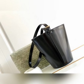 Новая сумка CELINE BUCKET TRIOMPHE из кожи бычка В осенне-зимней 
