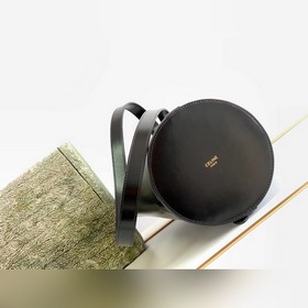 Новая сумка CELINE BUCKET TRIOMPHE из кожи бычка В осенне-зимней 