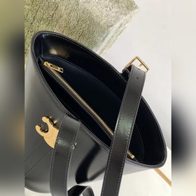 Новая сумка CELINE BUCKET TRIOMPHE из кожи бычка В осенне-зимней 