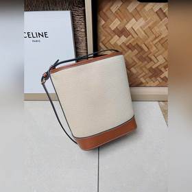 Новая весенняя и летняя модель CUIR от CELINE С объемным логотипо